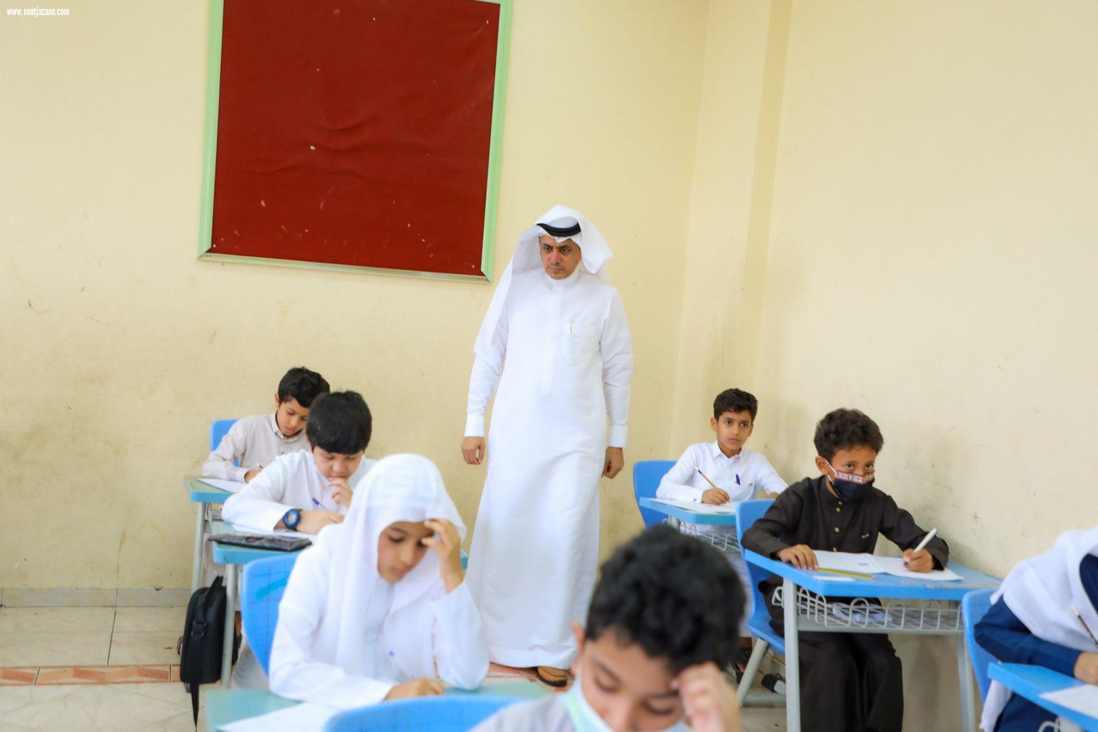 خلال جولته التفقدية في عدد من المدارس | مدير عام تعليم جازان يطمئن على سير اختبارات الفصل الدراسي الثالث