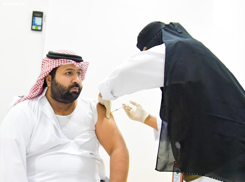 سمو نائب أمير جازان يتلقى الجرعة الأولى من لقاح كورونا 