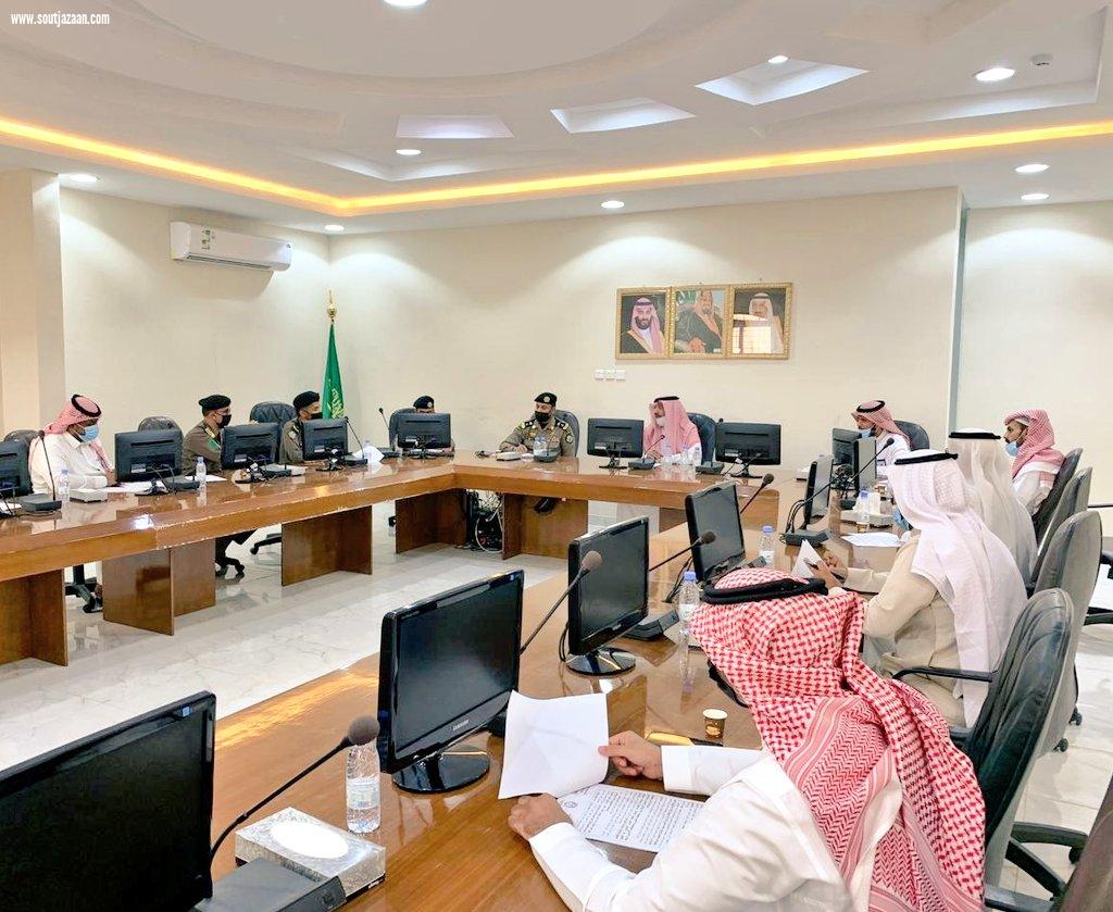 خلال رئاسته اجتماع اللجنة الفرعية للسلامة المرورية | محافظ صامطة يبحث تحسين وضع التقاطعات الخطرة