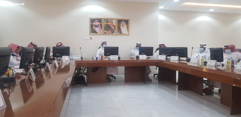 في دورته الثالثة للعام 1442هـ محافظ صامطة يرأس اجتماع المجلس المحلي ويناقش احتياجات المحافظة