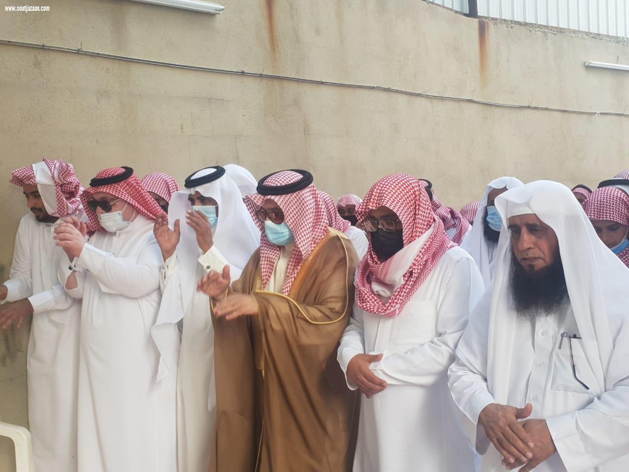 محافظ المجاردة يتقدم المصلين على جثمان شهيد الواجب الشهري وينقل تعازي القيادة الرشيدة لذويه 