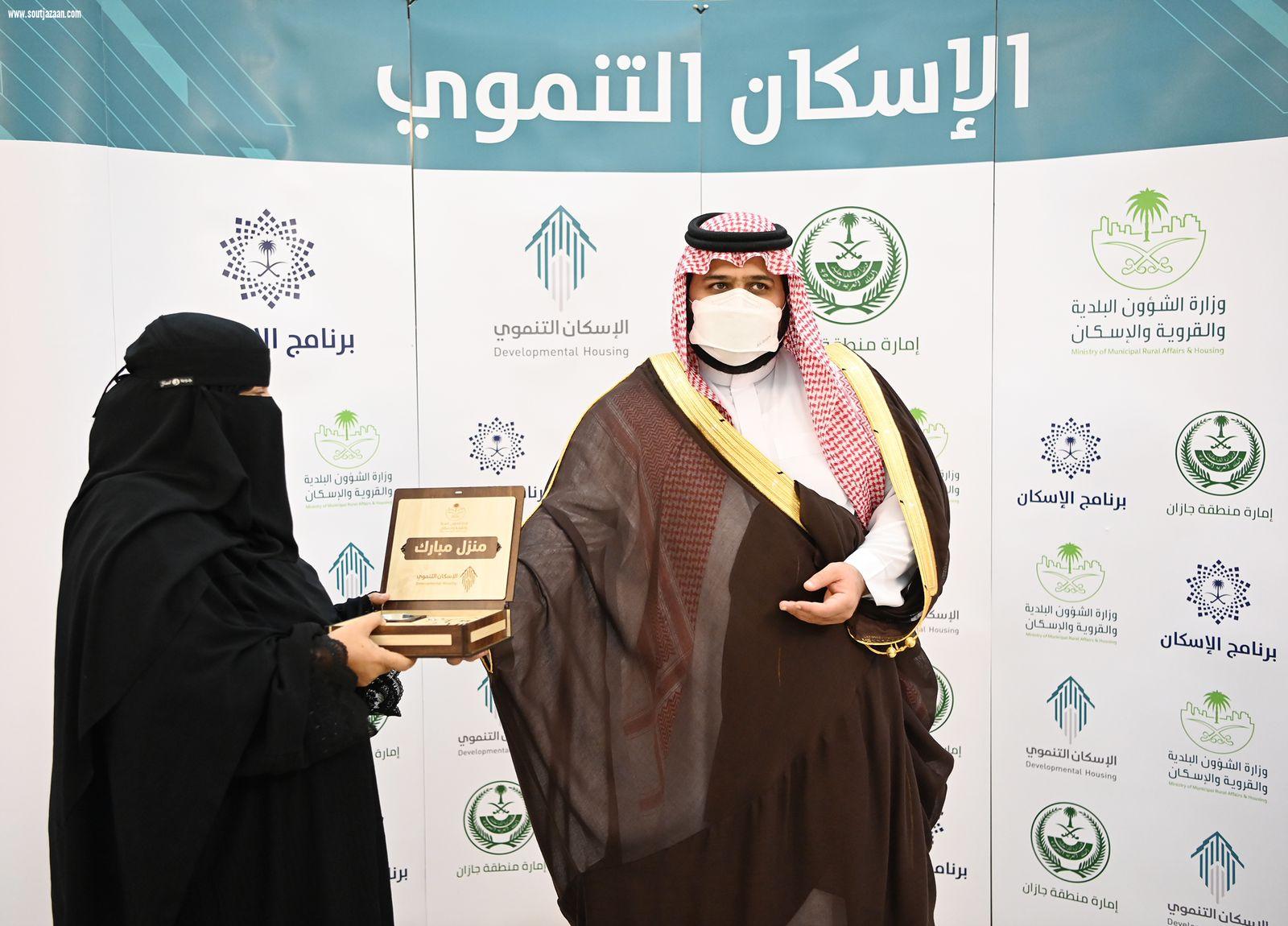 سمو أمير جازان بالنيابة يسلّم عدداً من الوحدات السكنية لمستفيدي الإسكان التنموي بالمنطقة
