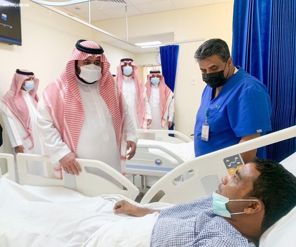 عاجل‬⁩ | سمو أمير منطقة جازان بالانابة يطمئن على صحة مصابي مطار الملك عبدالله بجازان
