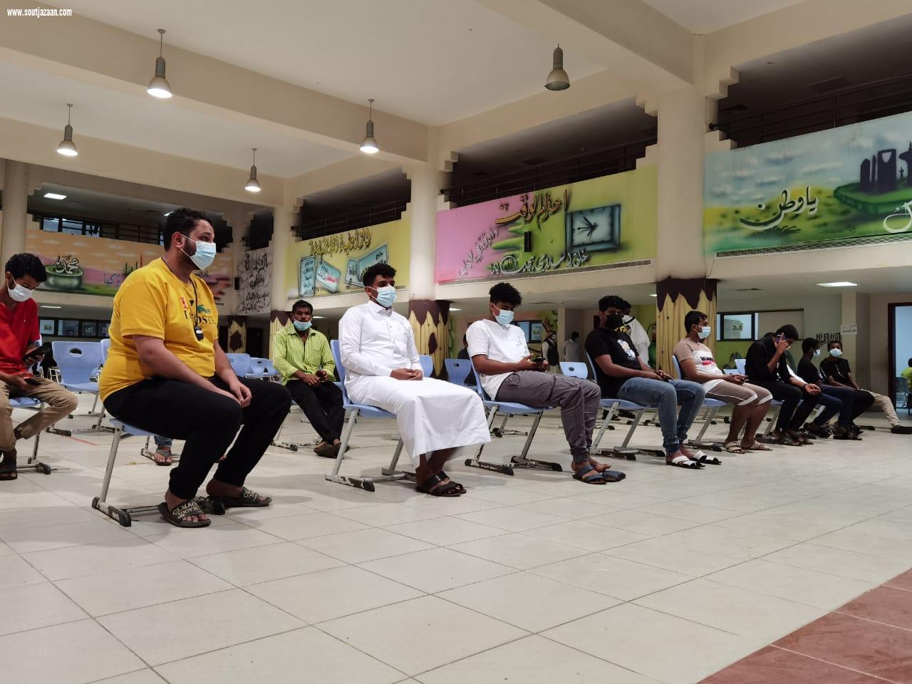 ضمن مبادرة معاً نبادر وبالتعاون مع جامعة جازان المساعد للشؤون المدرسية بتعليم جازان يتابع انطلاق مركز لقاح كورونا المدرسي بمكتب تعليم صامطة