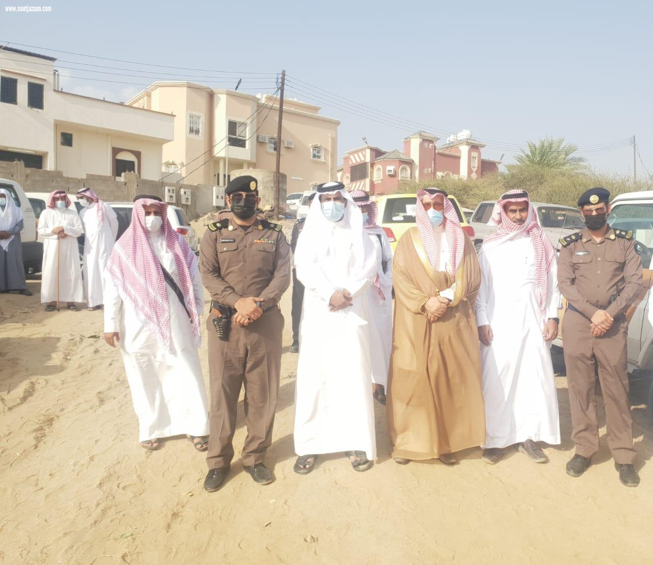 محافظ المجاردة يتقدم المصلين على جثمان شهيد الواجب الشهري وينقل تعازي القيادة الرشيدة لذويه 