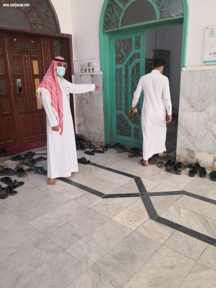بمتابعة محافظ صامطة جولات ميدانية على جوامع ومساجد المحافظة لمتابعة تقيُّد المصلين بالاحترازات