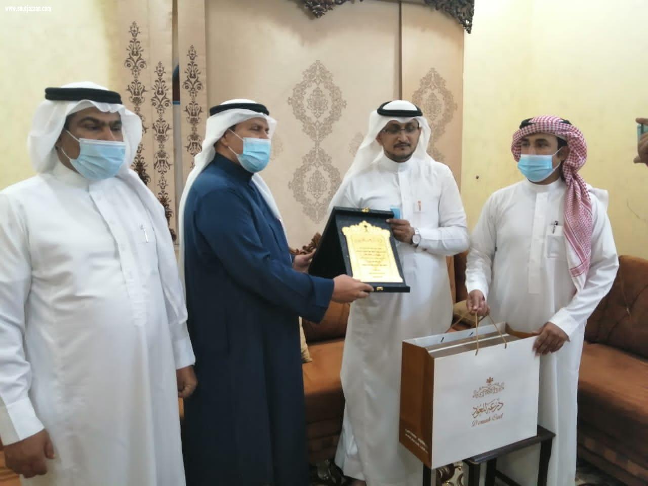 رئيس وأعضاء تنمية الطوال يكرمون مؤلف كتاب شخصيات من محافظة الطوال