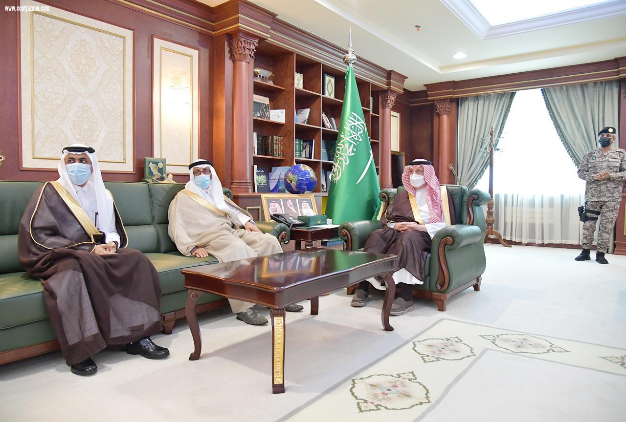 مشيدًا بما توليه القيادة الحكيمة من دعم وعناية بالعملية التعليمية | سمو أمير منطقة جازان يكرم الطالب البراق من تعليم جازان الفائز بجائزة حمدان بن راشد