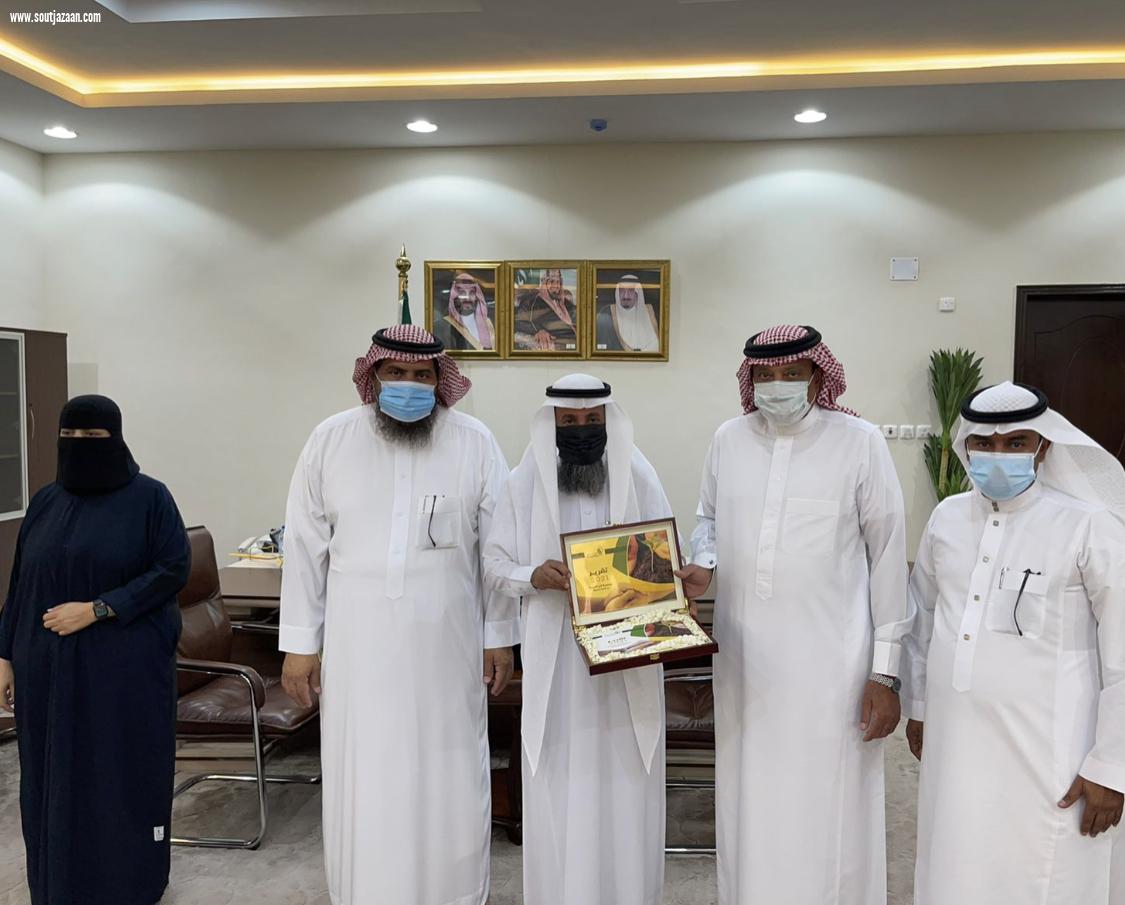 محافظ صامطة يتسلم التقرير السنوي لجمعية البر الخيرية لعام 2021 م
