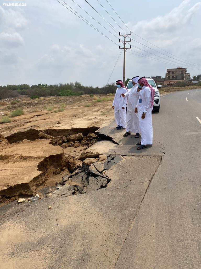نزح وتصريف المياه وردم مستنقعات الشوارع والطرق والأحياء السكنية رئيس بلدية السهي يتابع تداعيات الأمطار بالمركز والقرى التابعة له