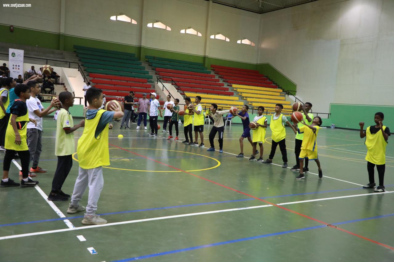 استهدفت أكثر من (65) متدرباً ضمن مشروع دوري المدارس | ختام الدورة التدريبية لكرة السلة بتعليم جازان