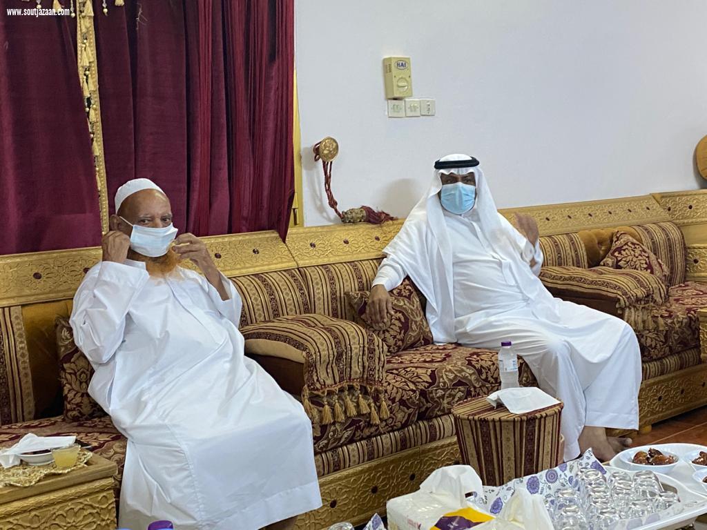 محافظ بيش يطمئن على صحة رئيس المجلس البلدي بالمحافظة
