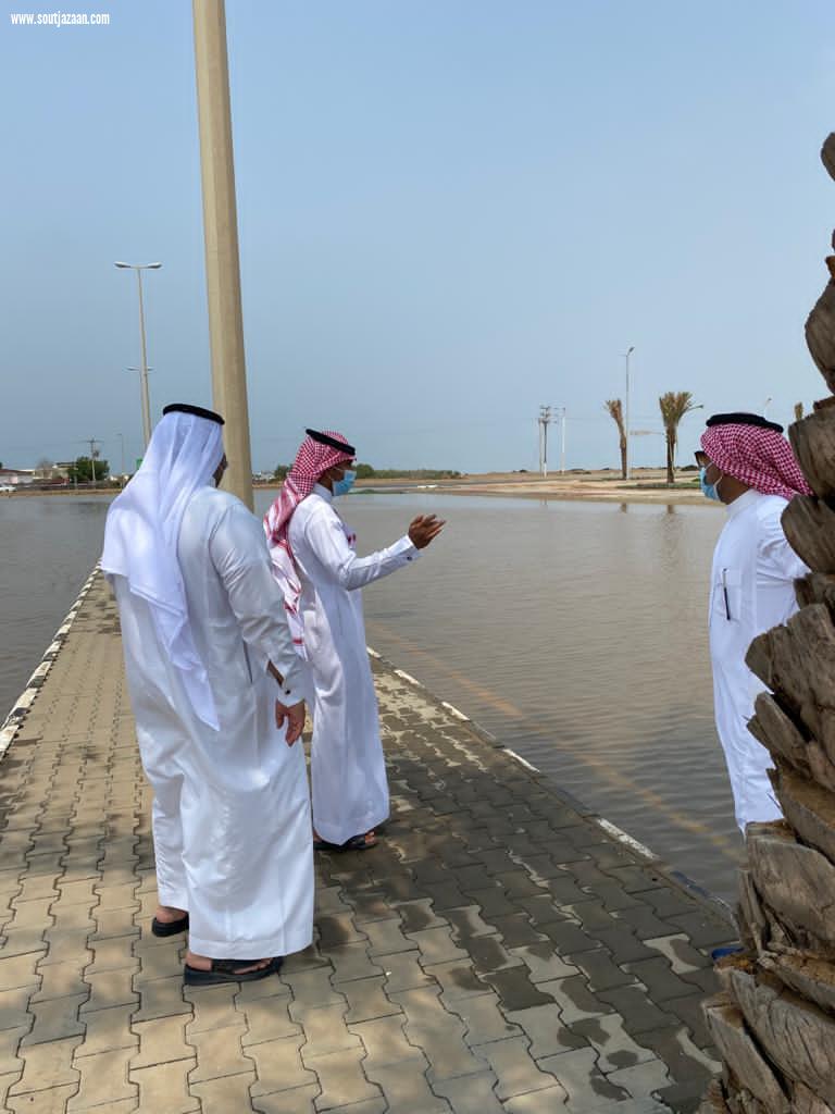 نزح وتصريف المياه وردم مستنقعات الشوارع والطرق والأحياء السكنية رئيس بلدية السهي يتابع تداعيات الأمطار بالمركز والقرى التابعة له