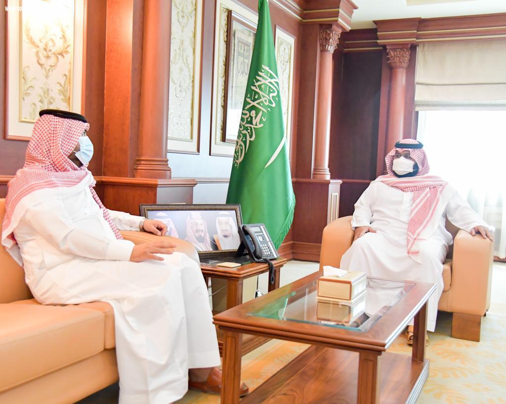 سمو نائب أمير جازان يستقبل مدير عام الشؤون الصحية بالمنطقة 