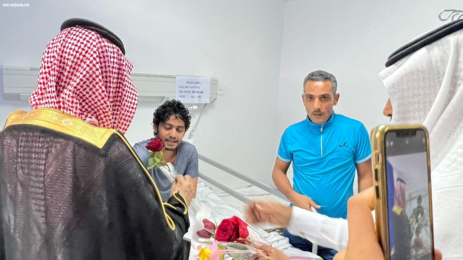 محافظ الحُرّث يعايد المرضى والعاملين بالمستشفى العام