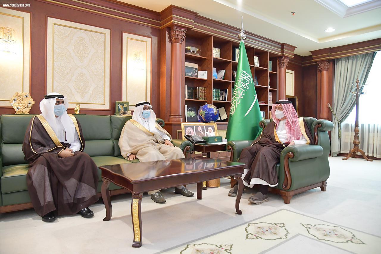 مشيدًا بما توليه القيادة الحكيمة من دعم وعناية بالعملية التعليمية | سمو أمير منطقة جازان يكرم الطالب البراق من تعليم جازان الفائز بجائزة حمدان بن راشد