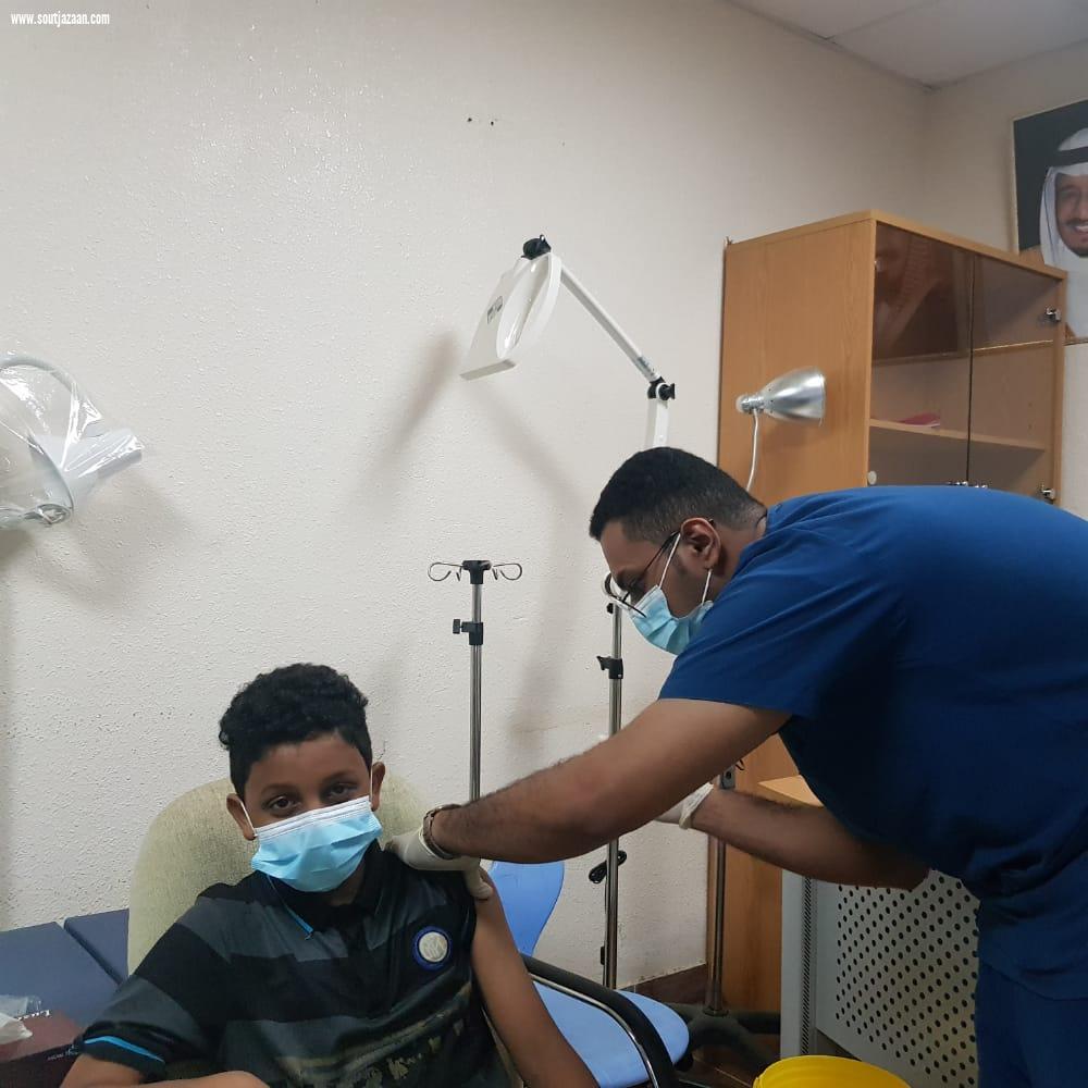 ضمن مبادرة معاً نبادر وبالتعاون مع جامعة جازان المساعد للشؤون المدرسية بتعليم جازان يتابع انطلاق مركز لقاح كورونا المدرسي بمكتب تعليم صامطة