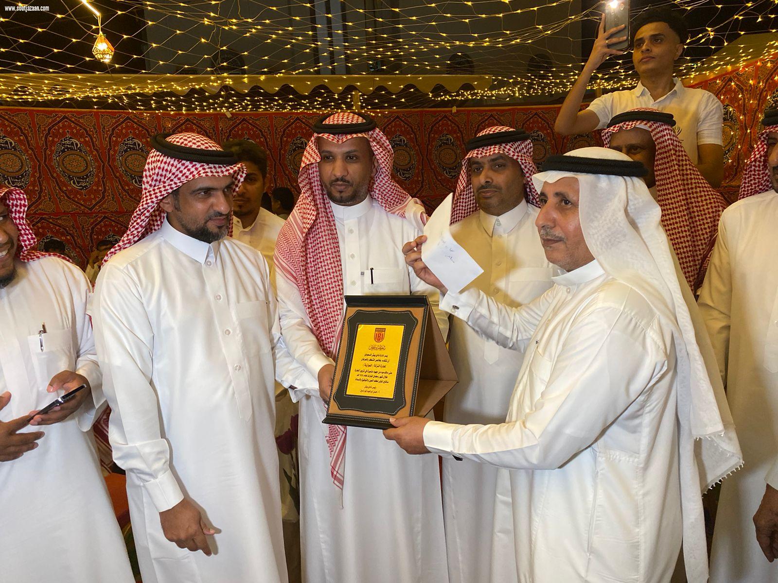 وكيل محافظة بيش يشارك أهالي حي النزلة   العوازبه   إفطارهم الجماعي السنوي 