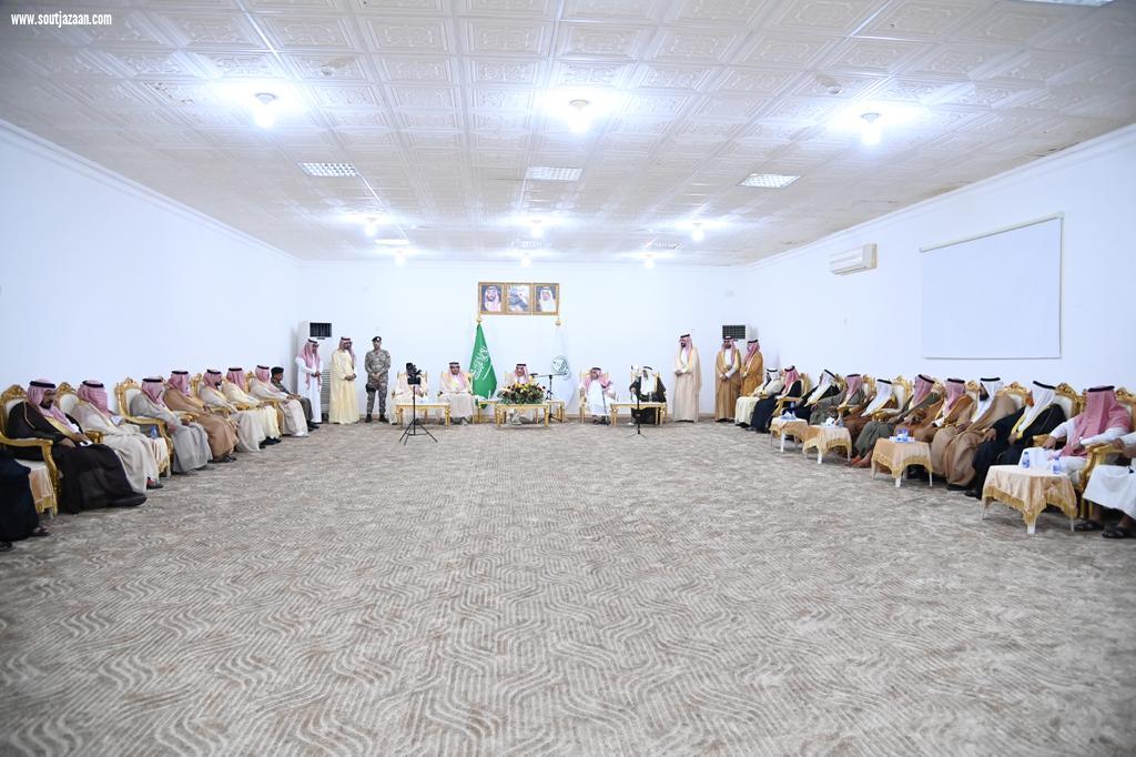 سموُّ أميرِ منطقة جازان يزور محافظةَ الدرب ويلتقي مشايخ وأهالي المحافظة