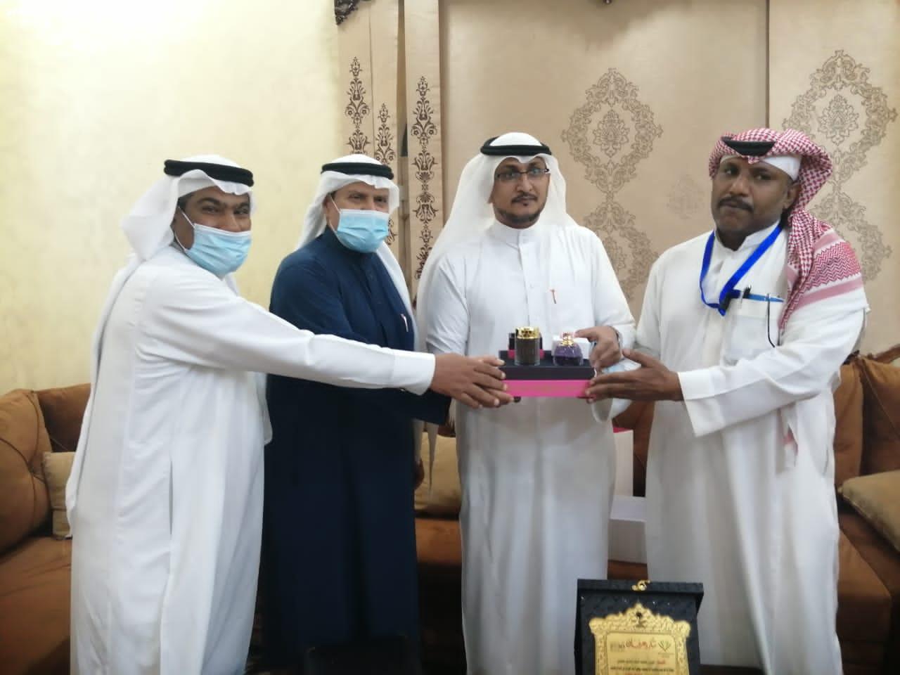 رئيس وأعضاء تنمية الطوال يكرمون مؤلف كتاب شخصيات من محافظة الطوال