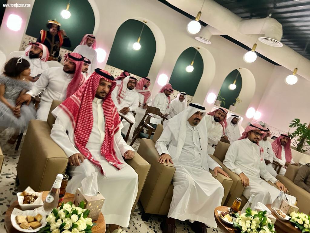 محافظ بيش يدشن مبادرة  الشريك الأدبي بمخمل كافيه ببيش