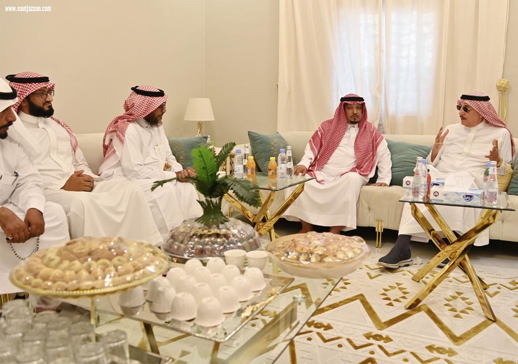 سموُّ أميرِ منطقة جازان يزورعددًا من مشايخ محافظة العيدابي