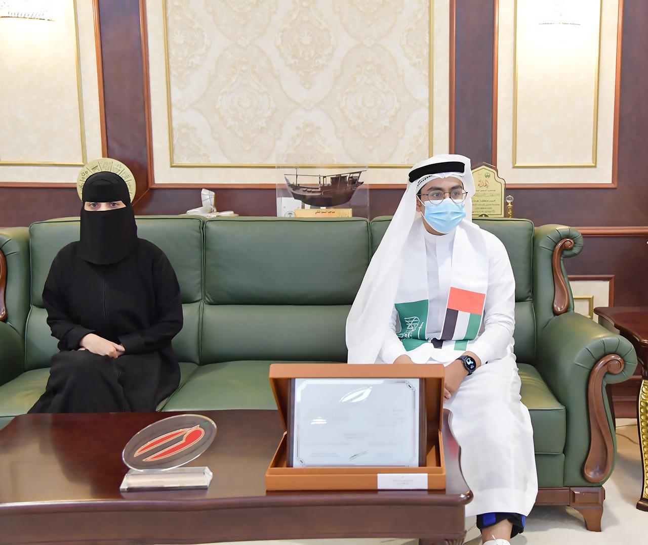 مشيدًا بما توليه القيادة الحكيمة من دعم وعناية بالعملية التعليمية | سمو أمير منطقة جازان يكرم الطالب البراق من تعليم جازان الفائز بجائزة حمدان بن راشد