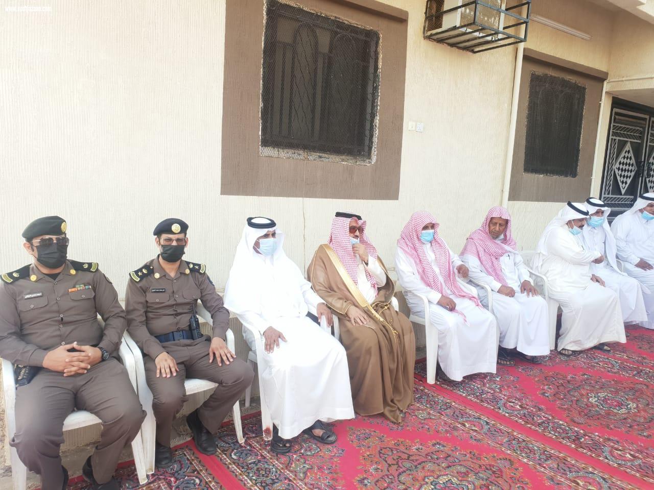 محافظ المجاردة يتقدم المصلين على جثمان شهيد الواجب الشهري وينقل تعازي القيادة الرشيدة لذويه 