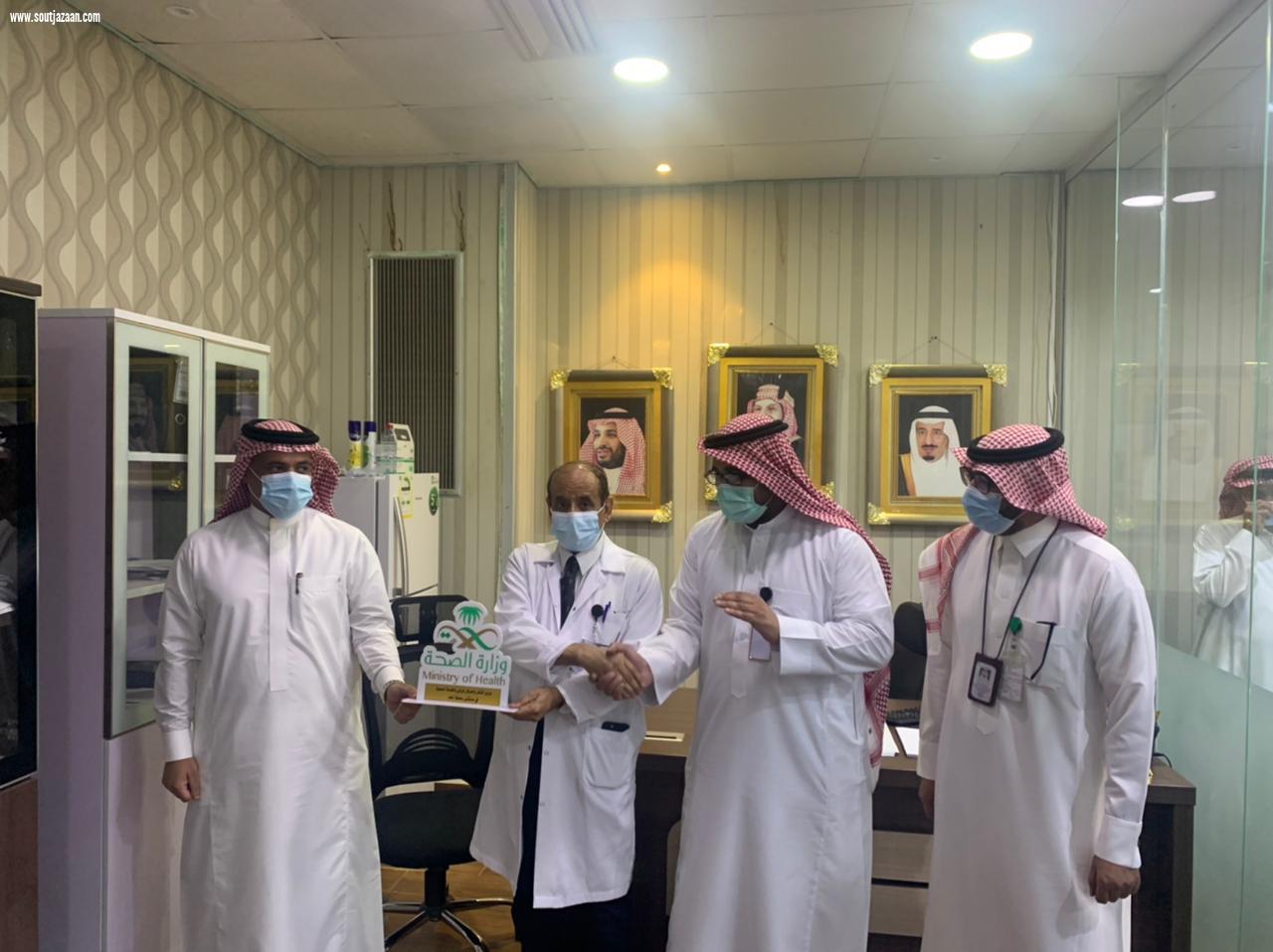 مدير مستشفى صامطة الدكتورالاحمري يكرم عددا من منسوبي المستشفي