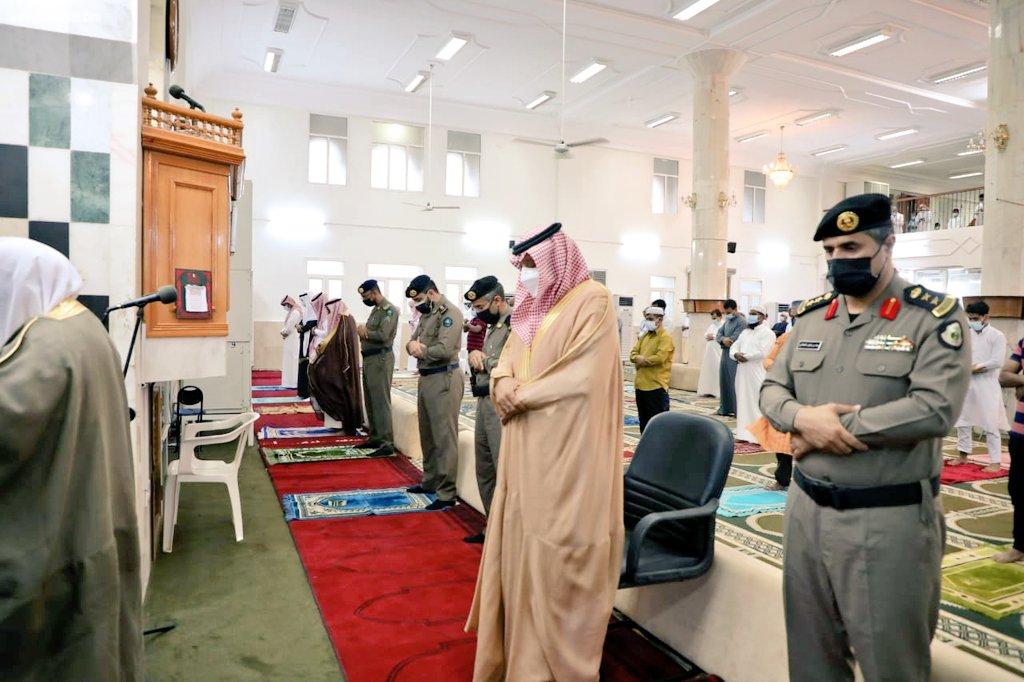 رفع التهنئة للقيادة الرشيدة والشعب السعودي وسط إجراءات احتزازية محافظ صامطة يؤدي صلاة عيد الفطر المبارك بجامع العليا
