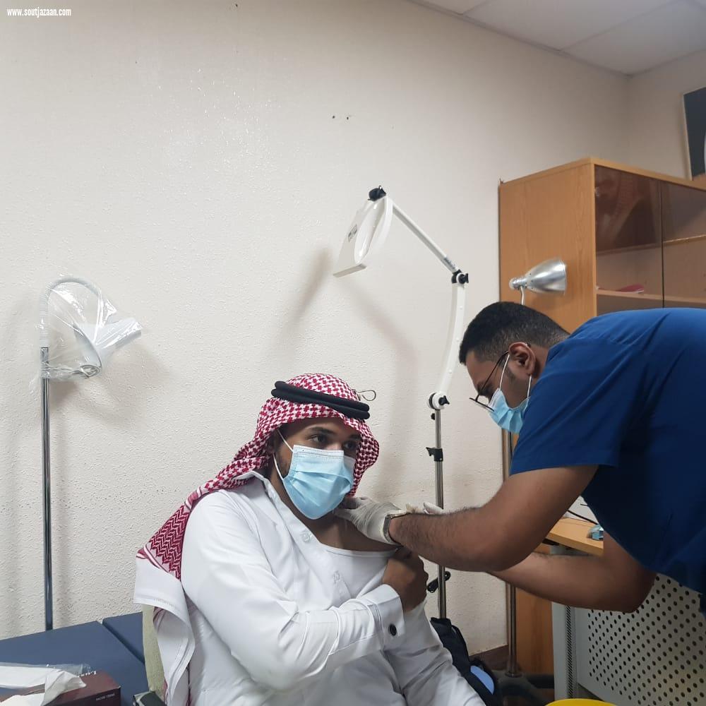 ضمن مبادرة معاً نبادر وبالتعاون مع جامعة جازان المساعد للشؤون المدرسية بتعليم جازان يتابع انطلاق مركز لقاح كورونا المدرسي بمكتب تعليم صامطة