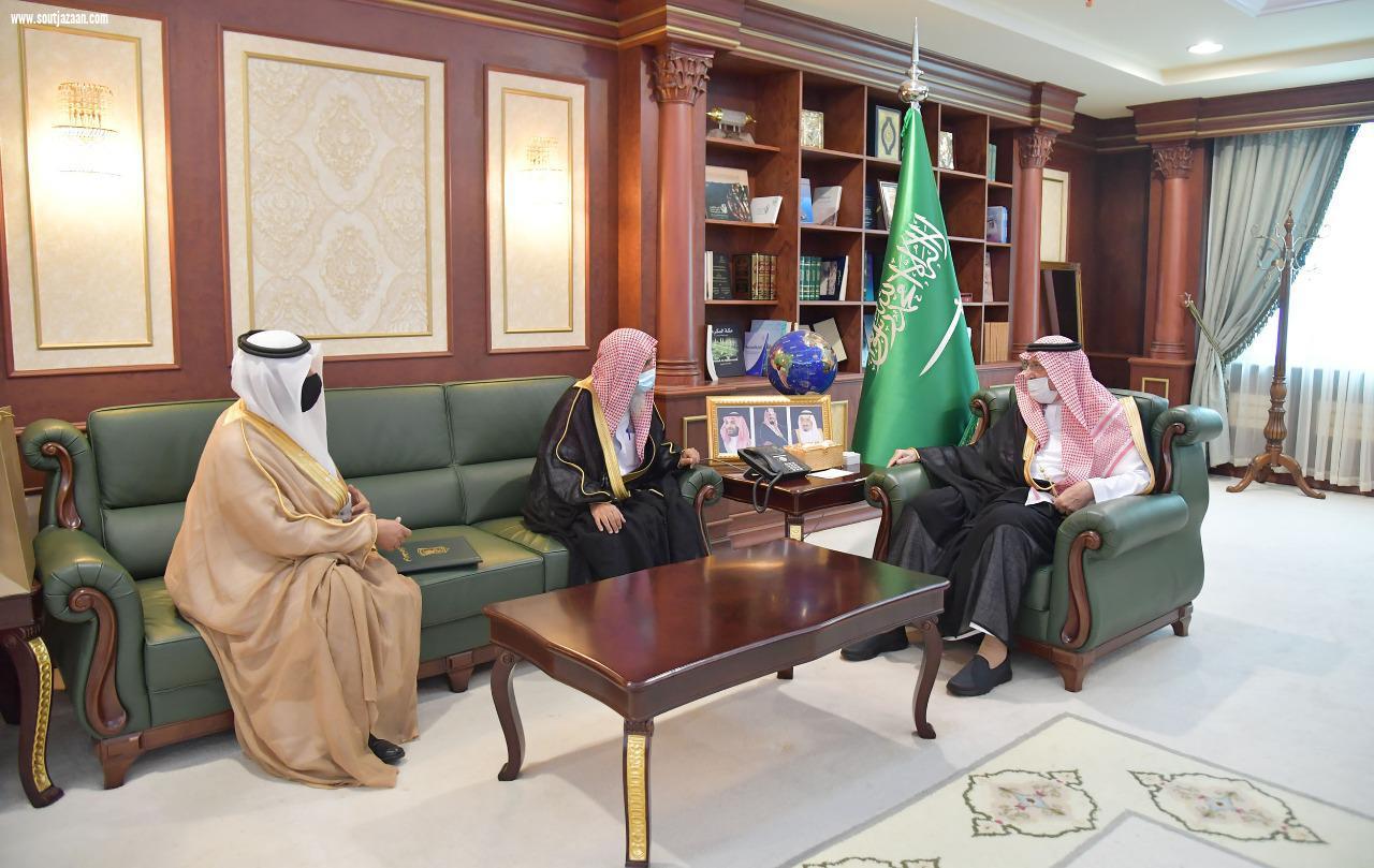 سمو أمير منطقة جازان يتسلم التقرير السنوي لفرع الرئاسة العامة للبحوث العلمية والإفتاء بالمنطقة