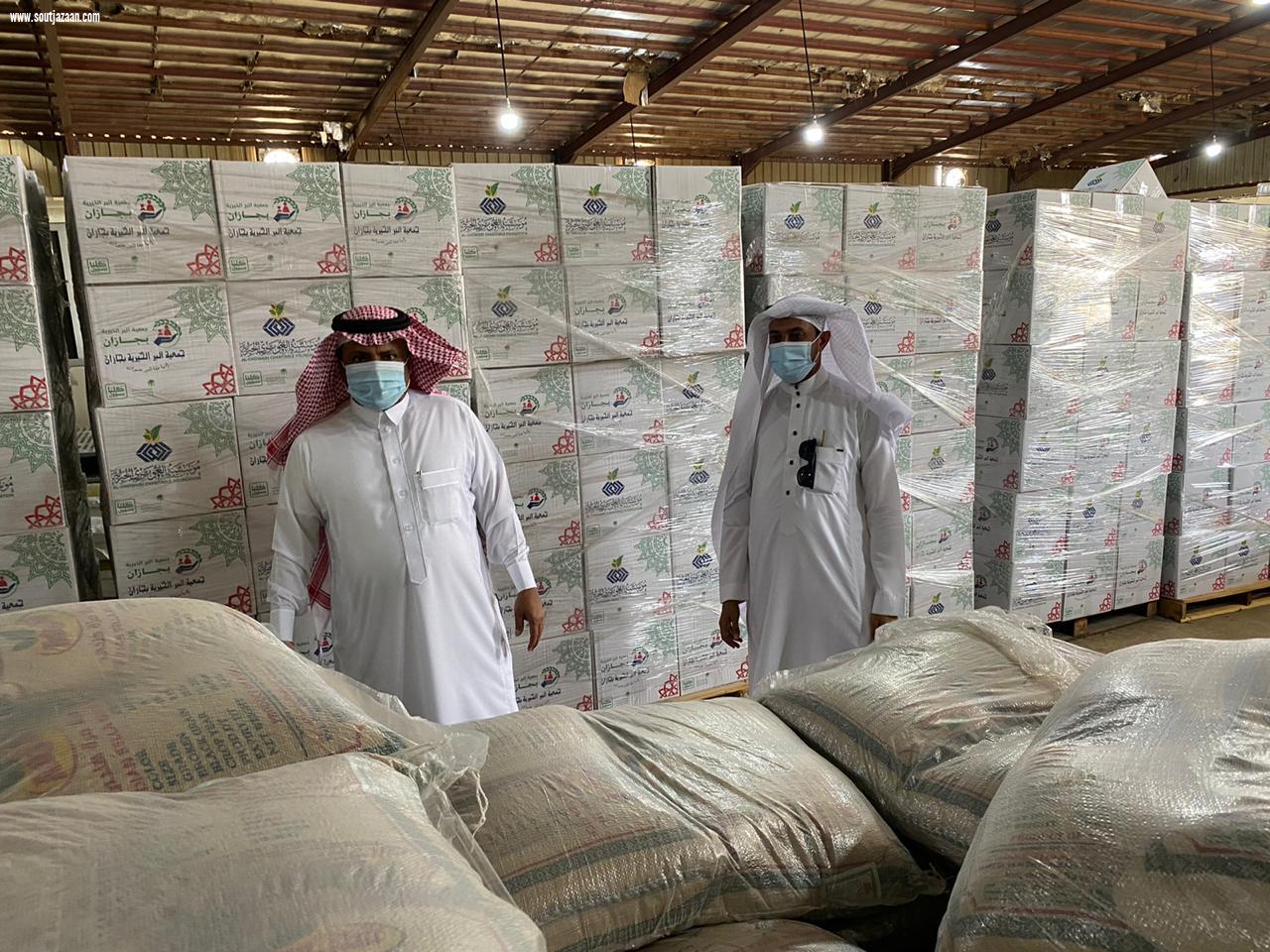 محافظ بيش يقوم بزيارة مفاجئة وتفقدية لجمعية البر ببيش 