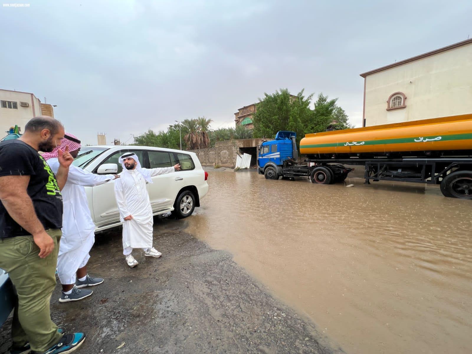 رئيس بلدية صبيا المكلف يتفقد مواقع تجمع مياه الأمطار بالمحافظة