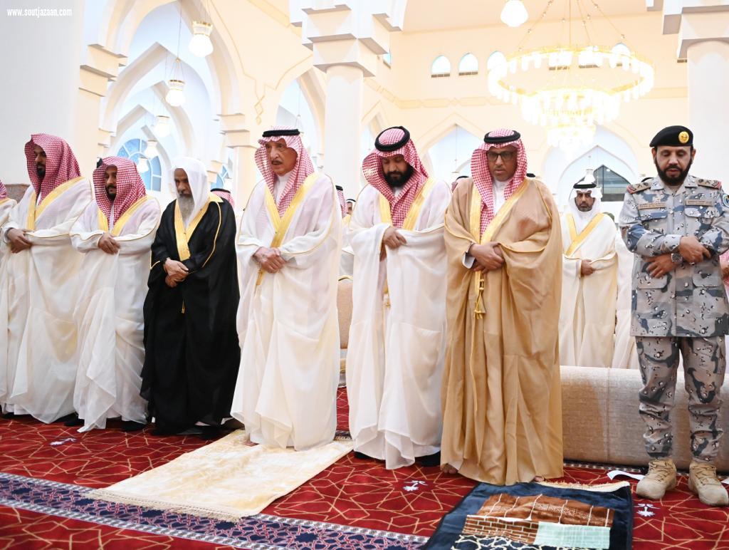 سمو أمير جازان يؤدي صلاة عيد الأضحى المبارك ويعايد عدداً من المشايخ واصحاب الفضيلة