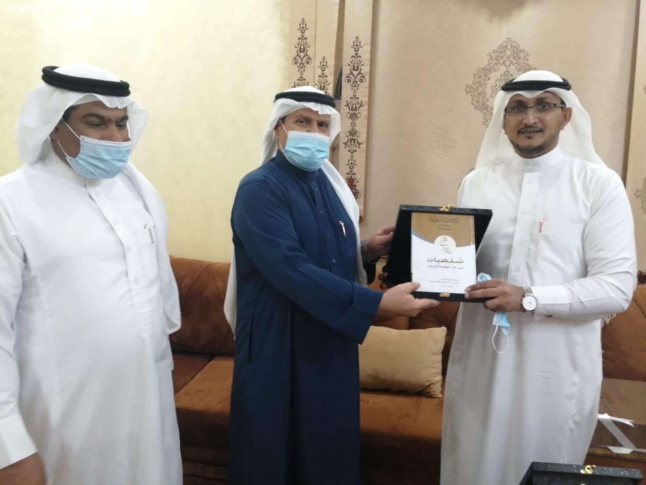 رئيس وأعضاء تنمية الطوال يكرمون مؤلف كتاب شخصيات من محافظة الطوال