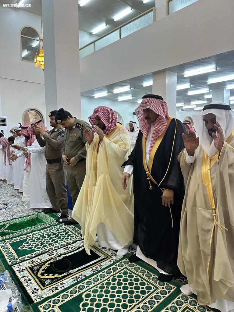 محافظ فيفاء يؤدي صلاة عيد الفطر المبارك
