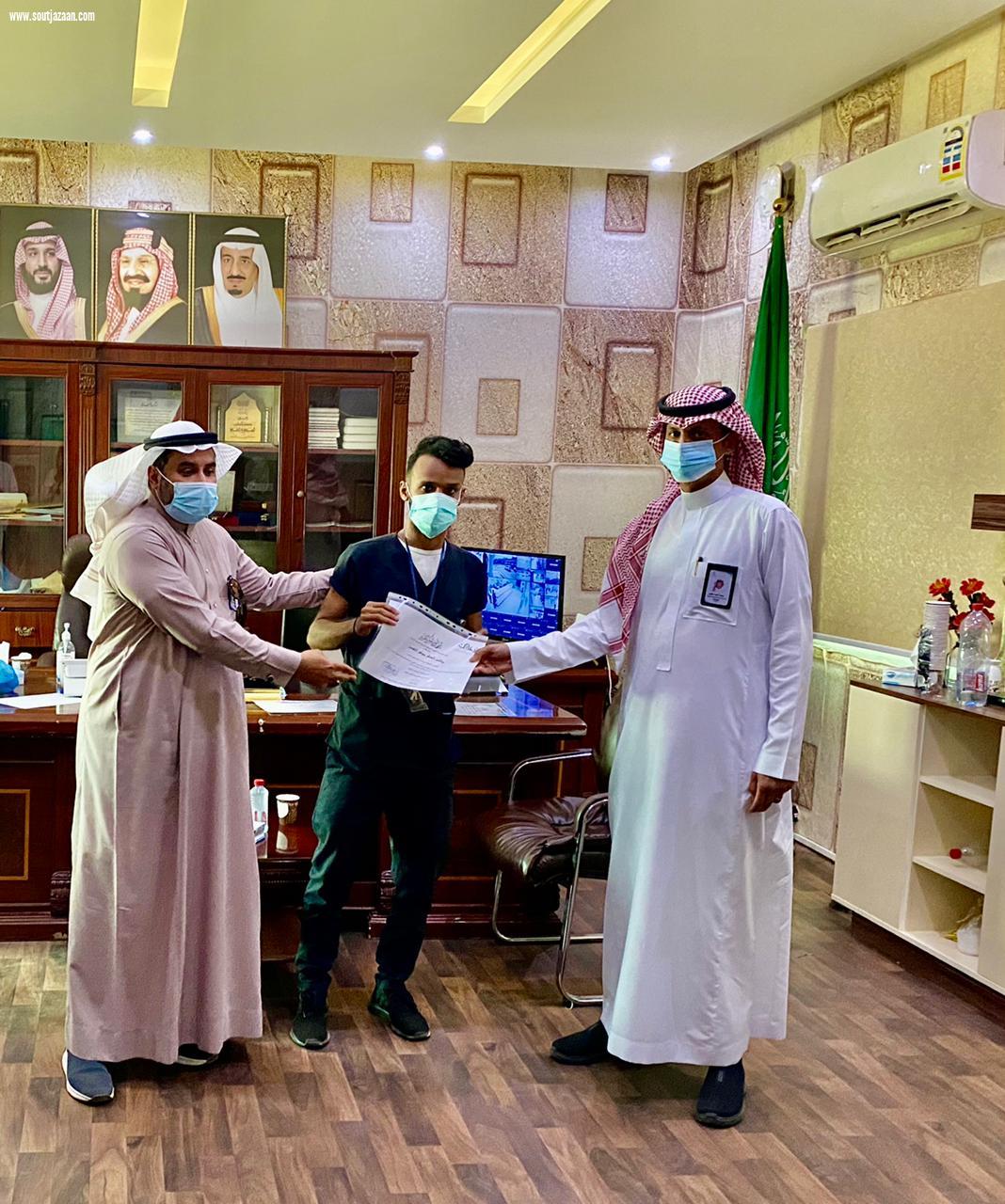 مدير ادارة الرعاية الصحية المنزليه بصحة جازان  يكرم “العاملين بقسم الرعايه المنزليه بالموسم
