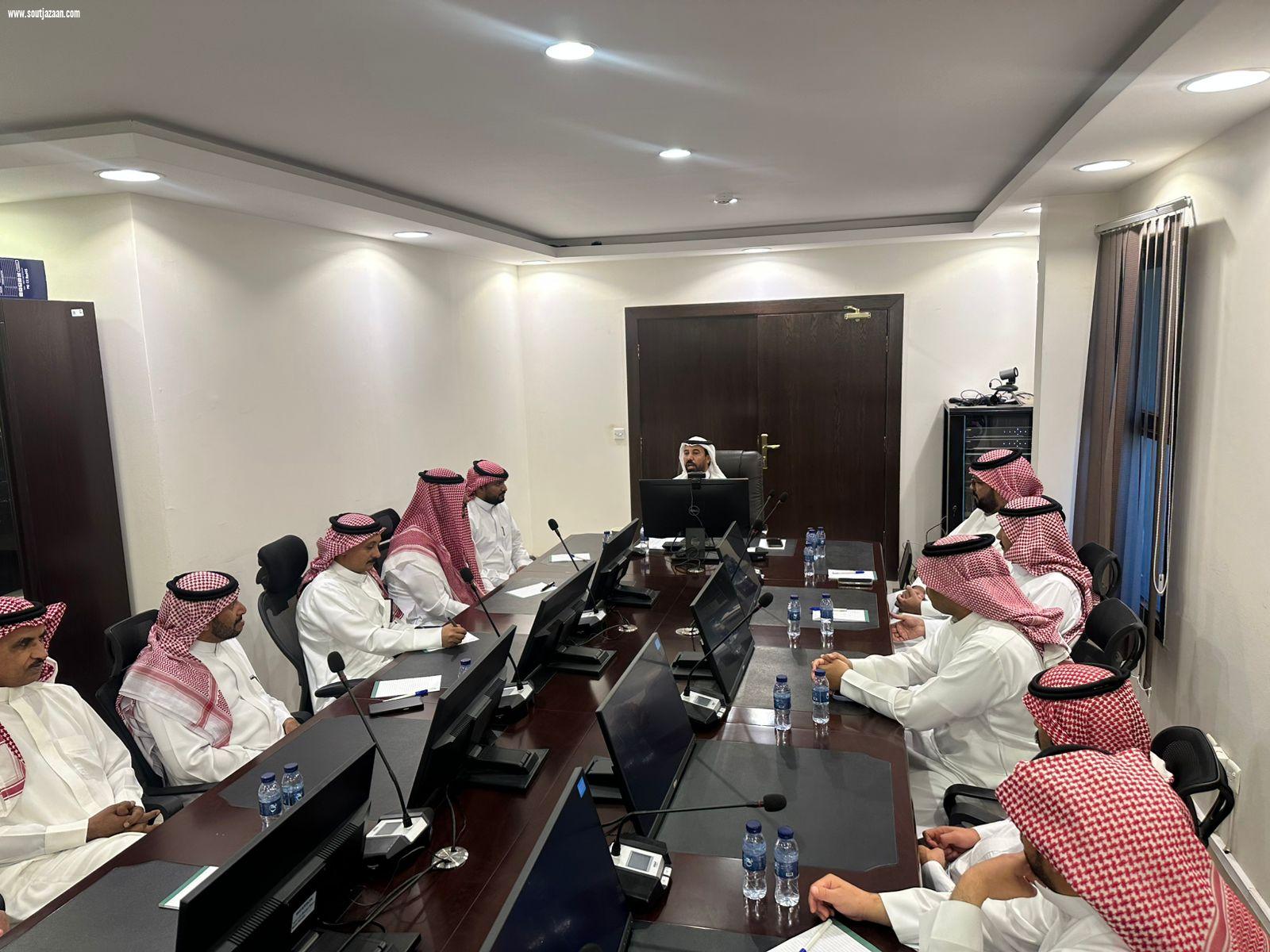 رئيس بلدية صوير يعقد اللقاء الأول بمديري الإدارات فيها