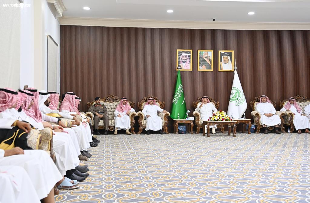 سموُّ أميرِ جازان يزورُ محافظةَ بيش ويلتقى المشايخَ والأهالي