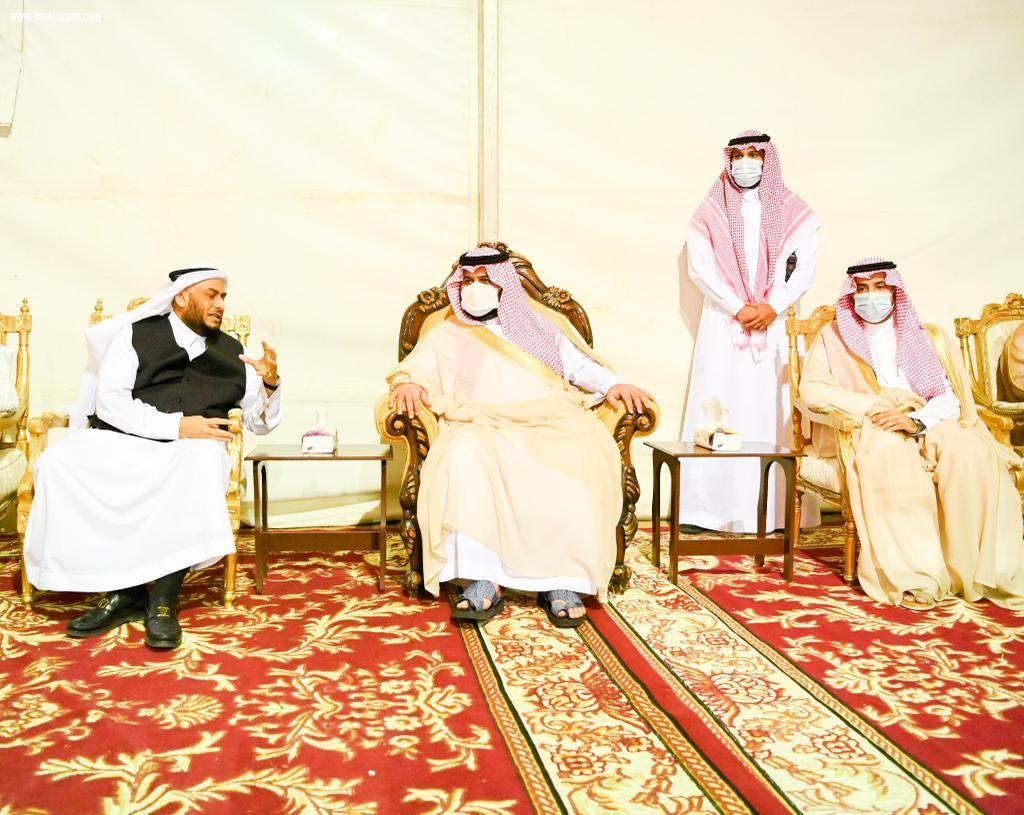 سمو نائب أمير منطقة جازان يعزي شيخ شمل الحسيني والنجوع في وفاة شقيقه