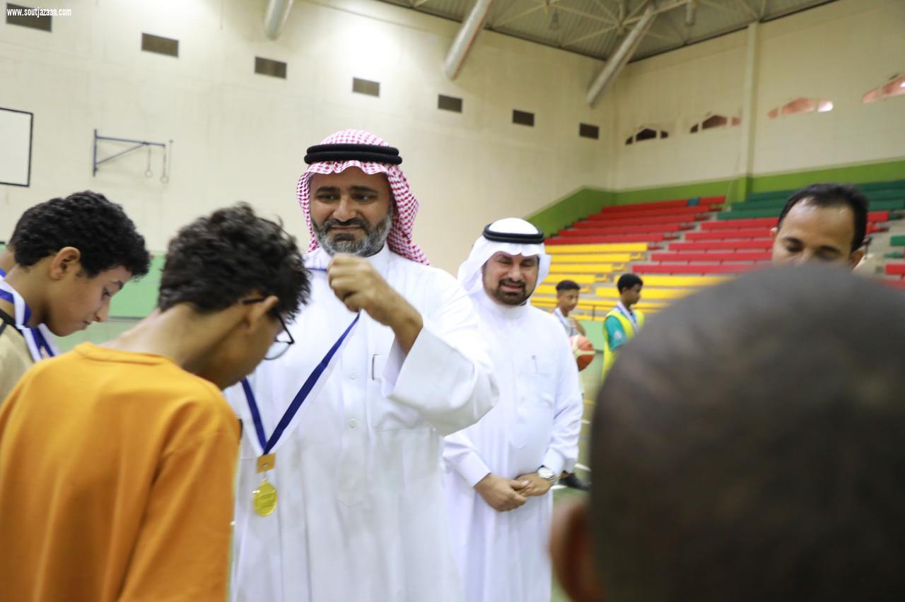 استهدفت أكثر من (65) متدرباً ضمن مشروع دوري المدارس | ختام الدورة التدريبية لكرة السلة بتعليم جازان
