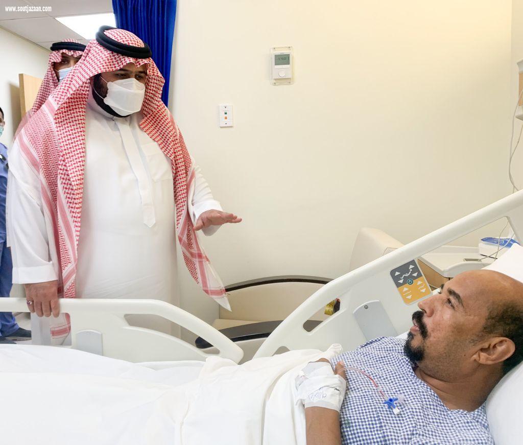عاجل‬⁩ | سمو أمير منطقة جازان بالانابة يطمئن على صحة مصابي مطار الملك عبدالله بجازان