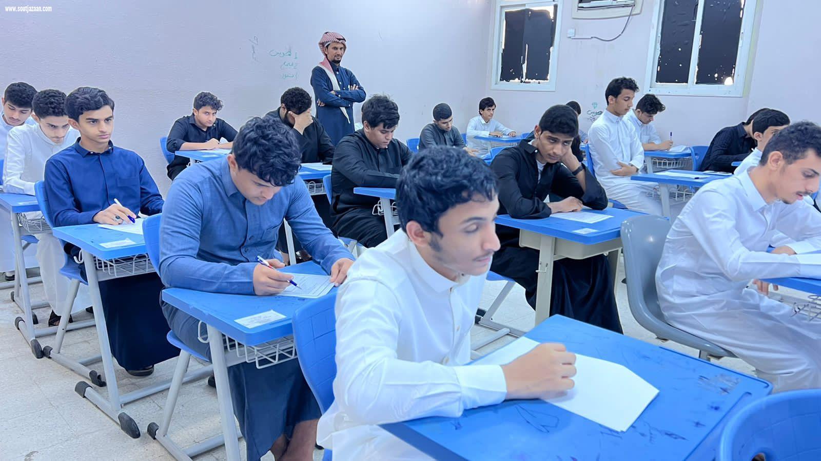 خلال جولته التفقدية في عدد من المدارس | مدير عام تعليم جازان يطمئن على سير اختبارات الفصل الدراسي الثالث