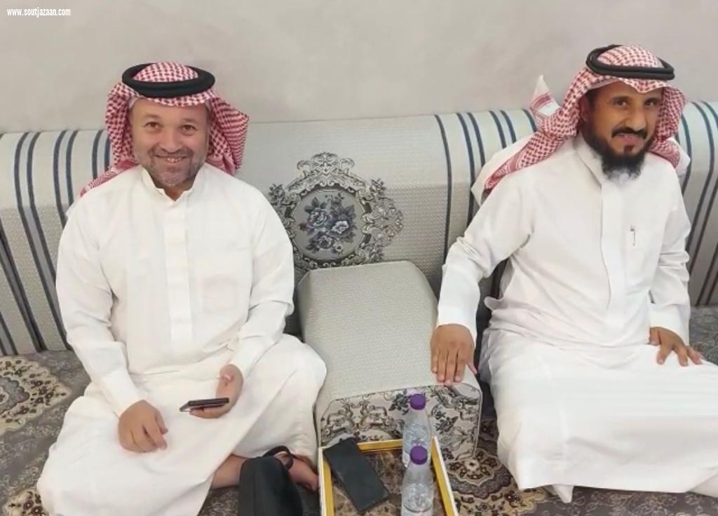 معلم ينجح في جمع اصدقاء الطفولة بعد 35 عاماً