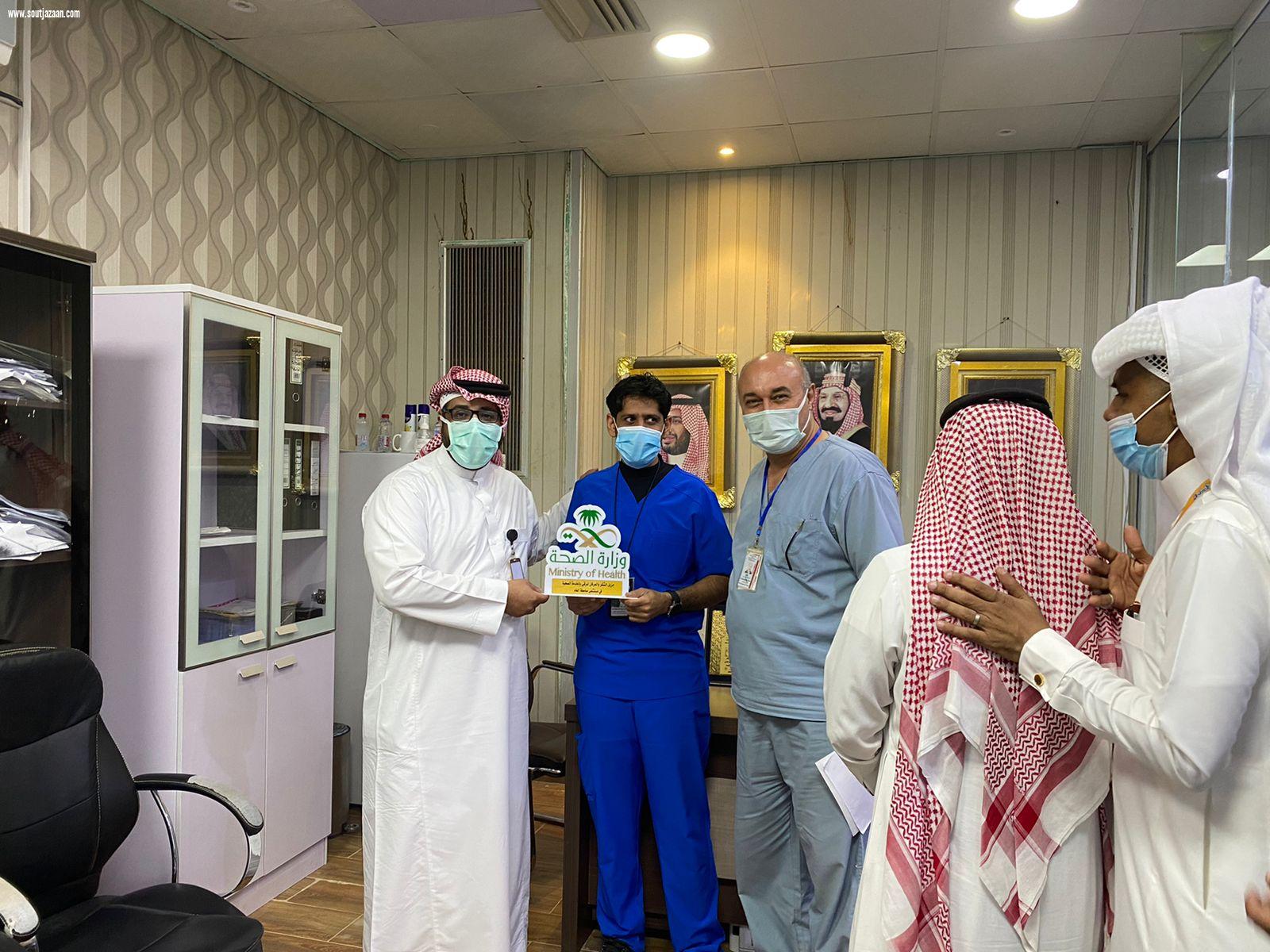 مدير مستشفى صامطة الدكتور الاحمري يكرم رؤوساءالاقسام المتميزة