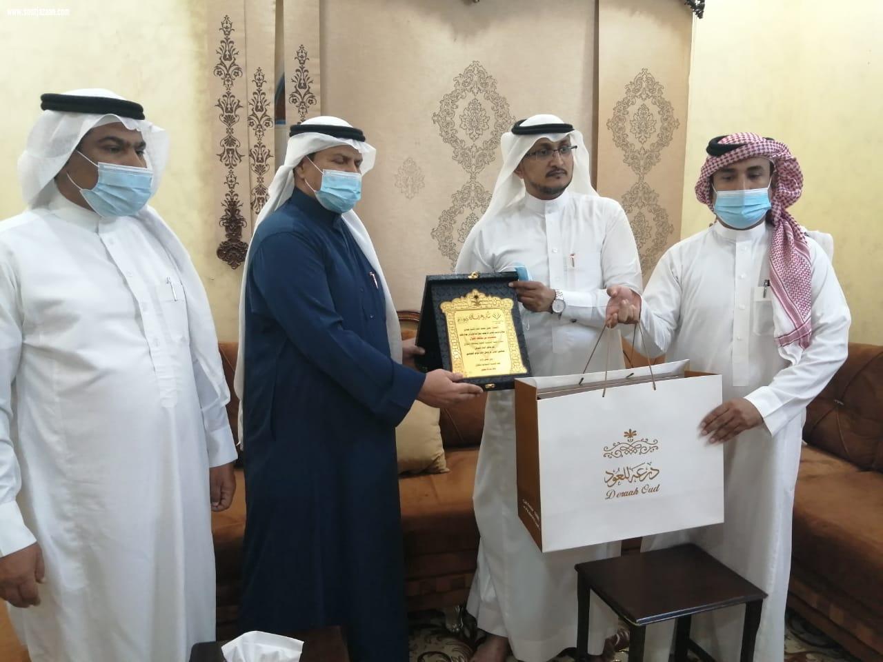 رئيس وأعضاء تنمية الطوال يكرمون مؤلف كتاب شخصيات من محافظة الطوال