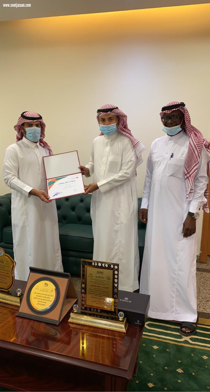 مدير عام فرع الموارد البشرية والتنمية الاجتماعية بجازن يكرم الفيفي نظير جهوده