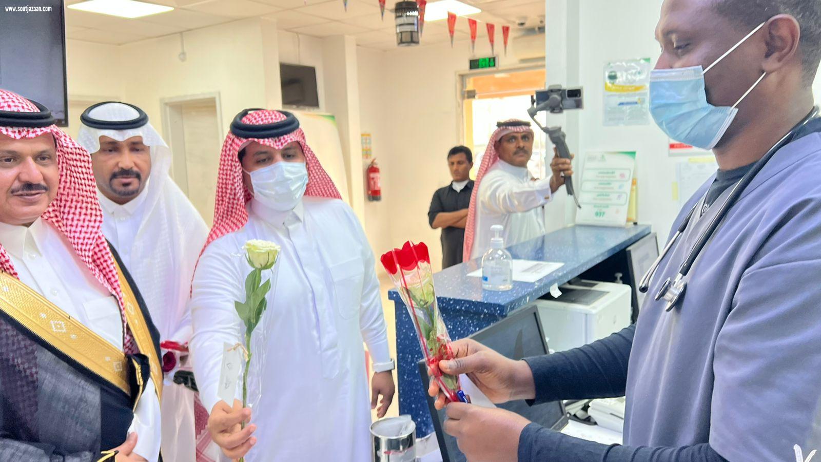 محافظ الحُرّث يعايد المرضى والعاملين بالمستشفى العام