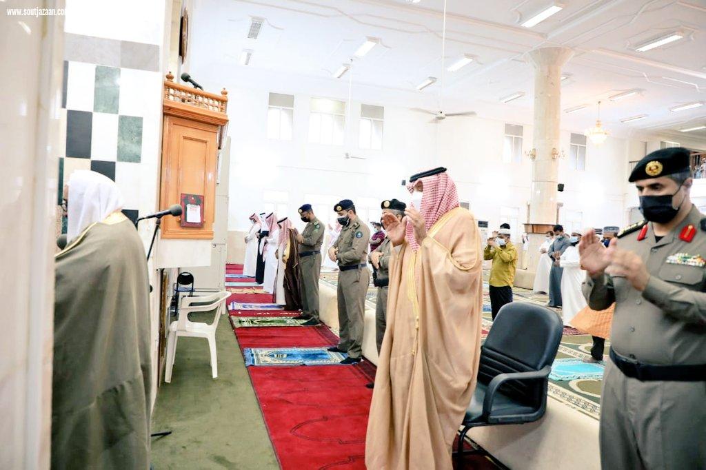 رفع التهنئة للقيادة الرشيدة والشعب السعودي وسط إجراءات احتزازية محافظ صامطة يؤدي صلاة عيد الفطر المبارك بجامع العليا